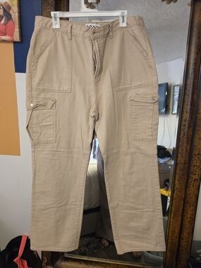 Women’s Wide-Leg Cargo Jeans in Tan